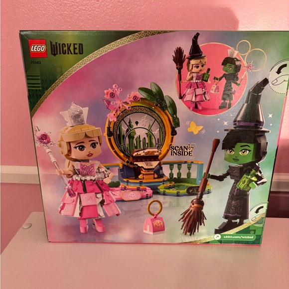 LEGO Wicked Welcome to Emerald City 945 pcs; Wicked, Elphaba & Glinda Figures - Picture 8 of 10